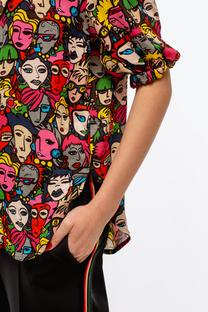 Блузка цветная с принтом комиксы