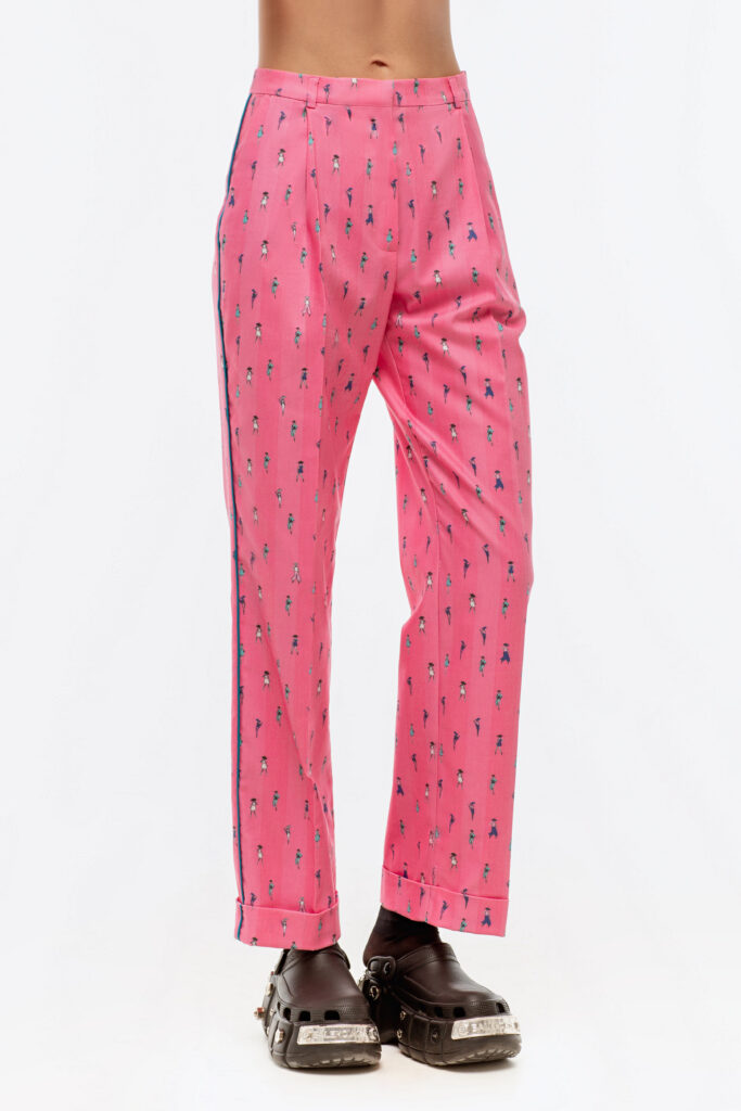 Розовые брюки из денима