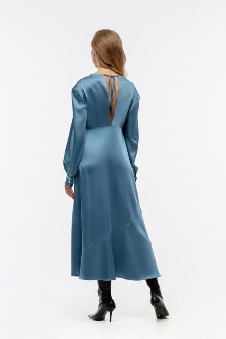 Платье голубое со сборкой на груди и вырезом на спине