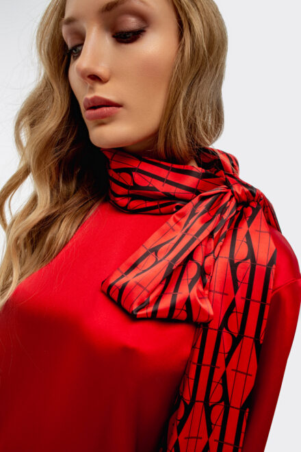 Блузка с воротником-шарфом