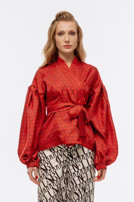 Блузка - кимоно из искусственного шелка с монограммами